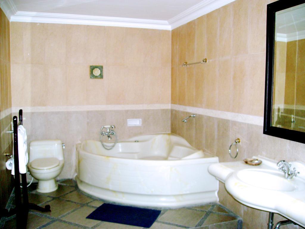 Swaloh Resort & Spa Kalangbret Habitación foto